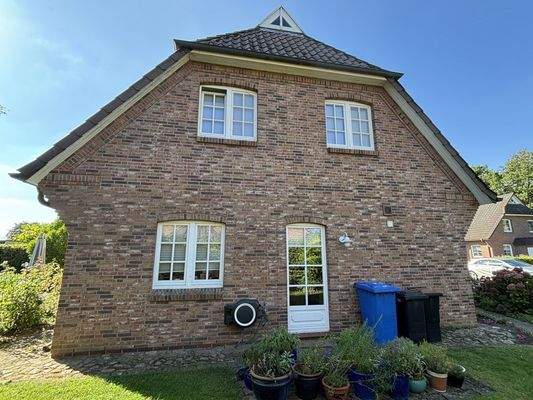 Giebelansicht mit Ausgang von der Küche zu den Kräutertöpfen