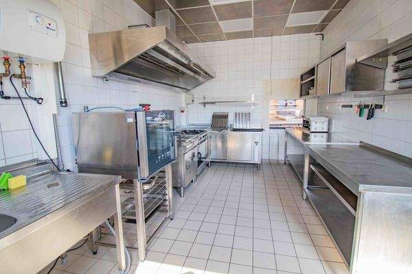 volleingerichtete Küche 2