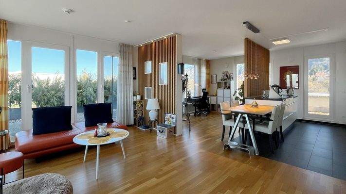 Lichtdurchfluteter Wohnbereich mit direktem Zugang zur weitläufigen Dachterrasse