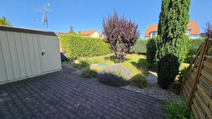 Blick auf die Terrasse + Zugang zur Garage