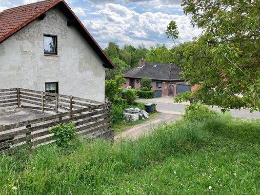 Ansicht links/ Hofeinfahrt