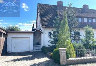 Hausansicht mit Garage