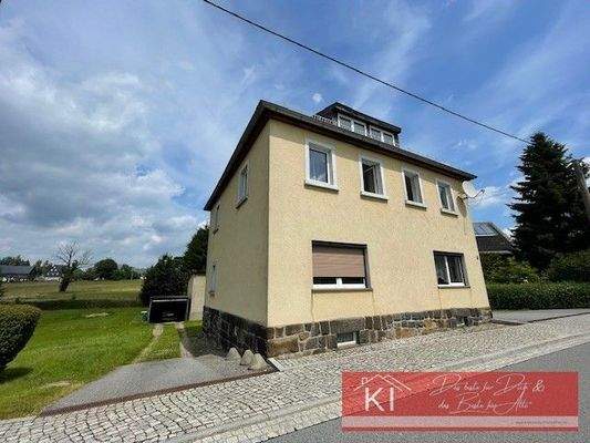 Front und Zufahrt zur Garage