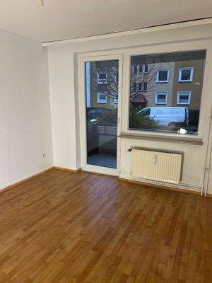 Wohnzimmer mit Balkonblick