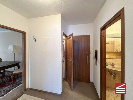 Blick aus dem Schlafzimmer Richtung Eingang und Abstellkammer