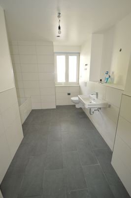 Badezimmer mit Wanne und WaMa-Anschluss