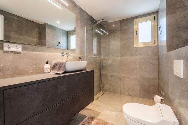 Modernes Duschbadezimmer