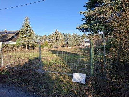 Grundstücksgrenze vorn rechts