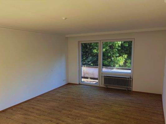 Das Elternschlafzimmer verfügt über einen Balkonzugang