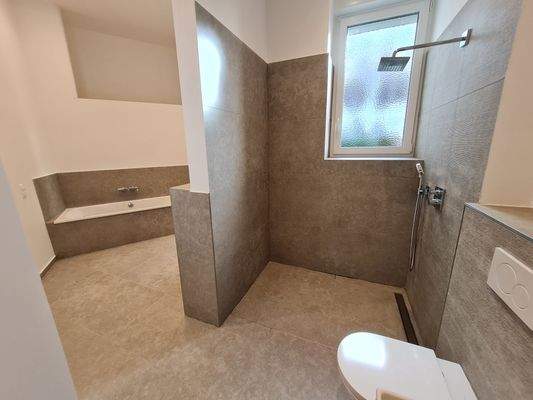 Badezimmer mit Wanne und Dusche.jpg