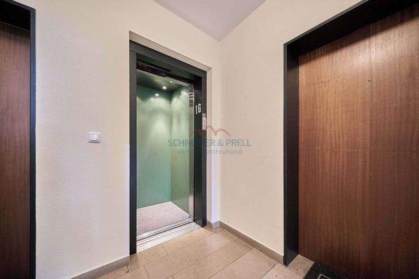 Treppenhaus mit Aufzug