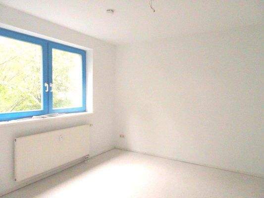 Geräumiges Schlafzimmer mit Blick ins Grüne