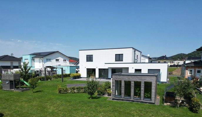 Rückansicht mit Garten und Gewächshaus