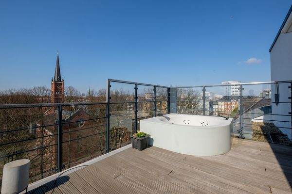 Whirpool mit Windschutz und Markiese 