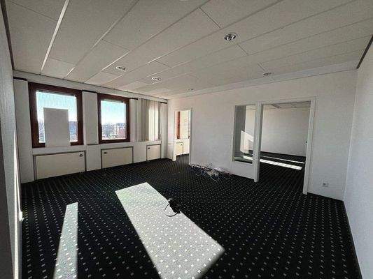 großzügiger Empfangsbereich/angrenzender Warteraum