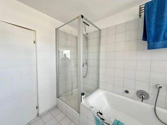 Wanne und Dusche.jpg