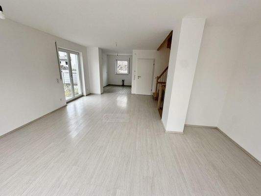 Vom Wohnzimmer aus zur Küche 