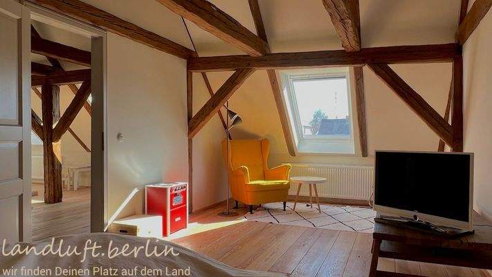 Schlafzimmer im DG mit Fenster zum Garten .jpg