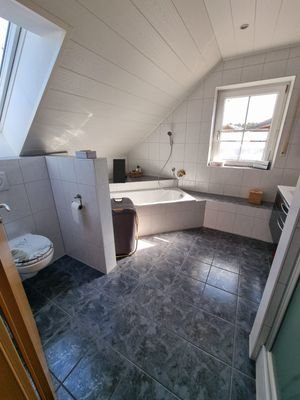 Badezimmer m. Dusche und Wanne