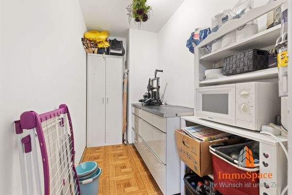 Abstellraum mit Lagermöglichkeiten