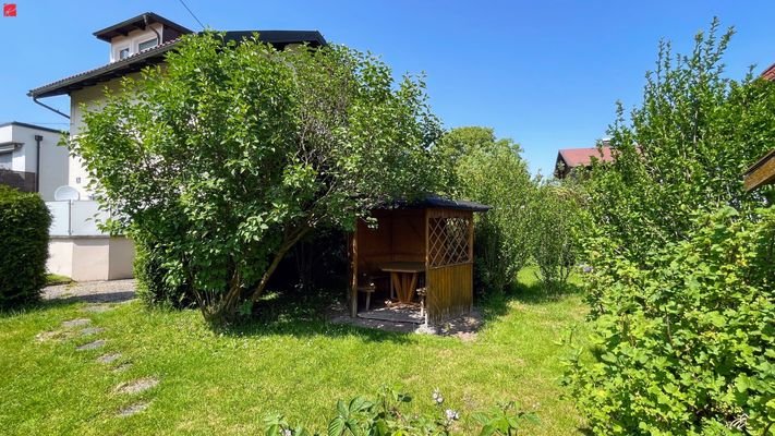 Zauberhafter Garten mit Pavillon