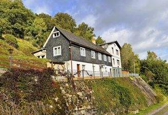 Haus auf Hügel mit Garten