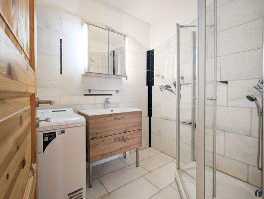 Bad mit Dusche u. Waschmaschine
