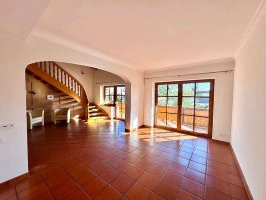 Teil vom Wohnzimmer mit Blick zum Balkon