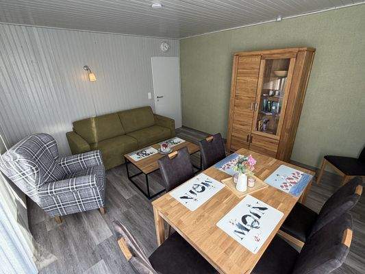 Wohnraum mit Zugang zum Balkon