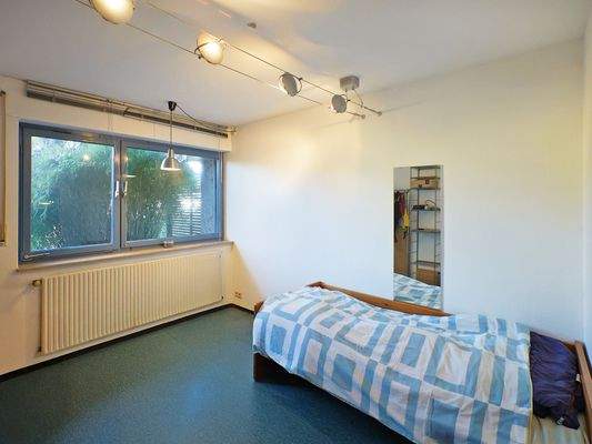 UG: Helles Kinder- oder Arbeitszimmer