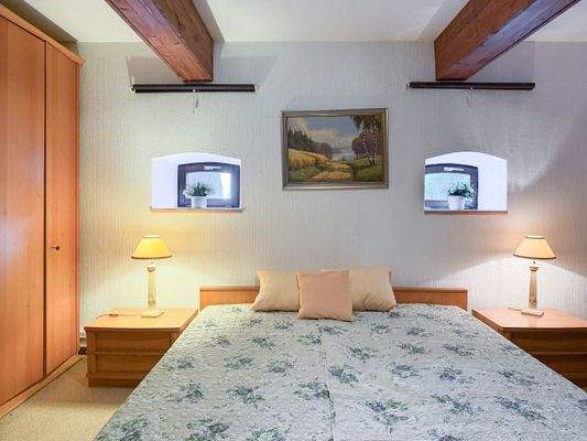 14. Schlafzimmer Einliegerwohnung.jpg