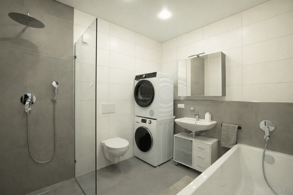 Modernes Badezimmer mit Dusche und Wanne