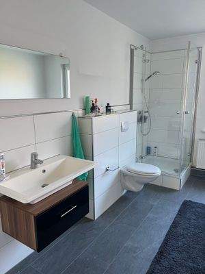 Bad mit Dusche (Erdgeschoss- Wohnung)