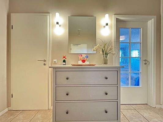 ....Eingangsflur mit Abstellraum