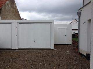 Zwei Fertiggaragen mit Fahrradhaus