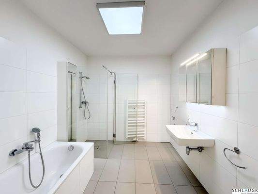 Badezimmer mit Badewanne & Dusche