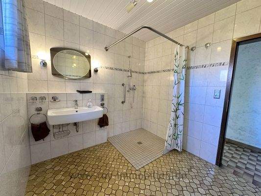 Badezimmer mit bodentiefer Dusche