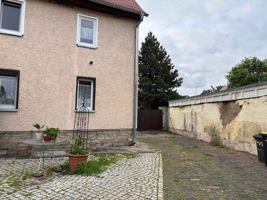 Hofzufahrt und Ansicht des Hauses hofseitig