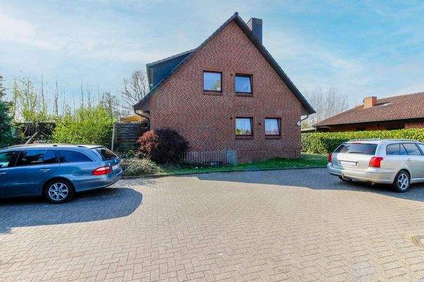 Außenansicht der Mehrfamilienhäuser mit Stellplatz