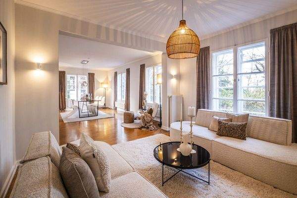 Wohnbereich mit Blick zum Essbereich und in die Teichwiesen