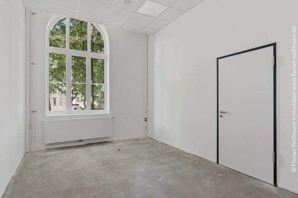 Büro für zwei bis drei Mitarbeitende im 1. Obergeschoss.