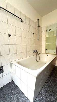 Bad mit Wanne, WC und Waschbecken