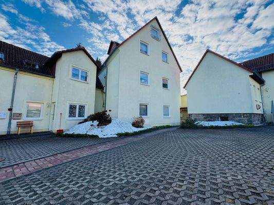 Hausansicht inklusive Stellplätzen 