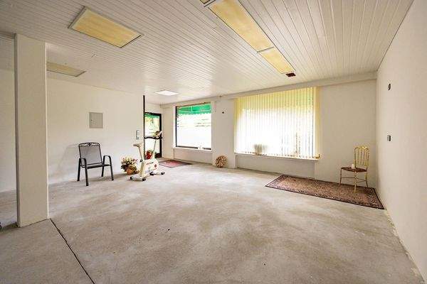 EG: Gewerbebereich 1 mit großen (Schau-) Fenstern