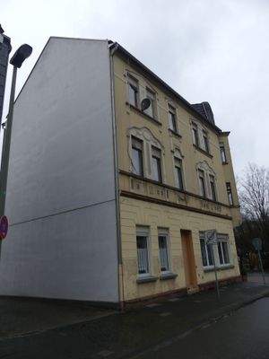 Straßenansicht mit Einfahrt zum Hinterhof