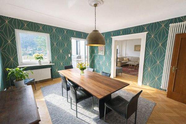 Lichtdurchfluteter Essbereich mit modernem Design