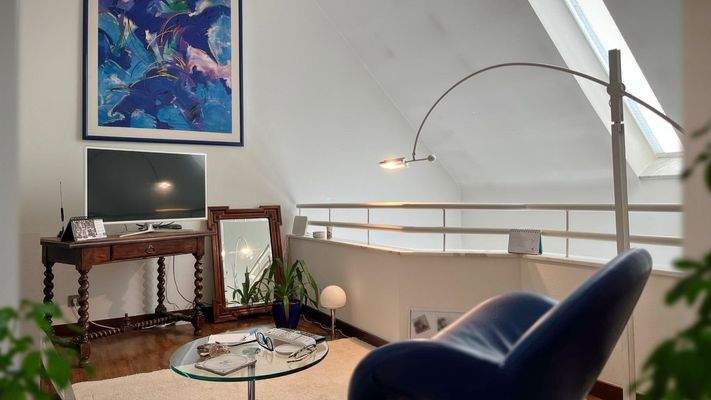 Moderne Empore mit Dachfenster 