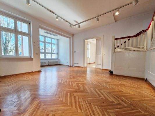 EG großzügiger Empfangsbereich (GR 1.3) mit Treppe 