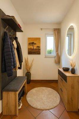 12) Großzügige Garderobe mit Fenster, direkt neben dem Gäste-WC