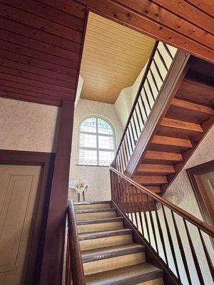 Der großzügige Treppenaufgang mit 